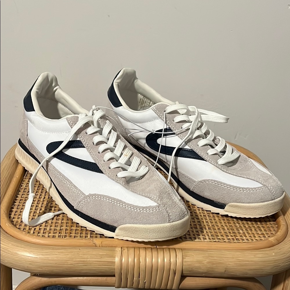 Tretorn Women’s White and Navy Sneakers size 9